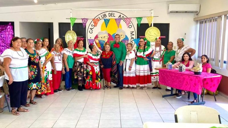 Adultos Mayores Celebran el 15 de Septiembre en la Casa Club con Concurso de Trajes Típicos