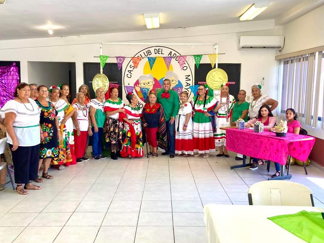 Adultos Mayores Celebran el 15 de Septiembre en la Casa Club con Concurso de Trajes Típicos