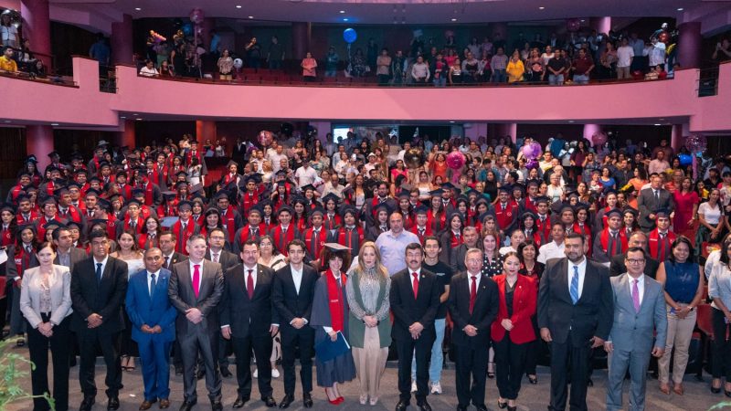 El rector Dámaso Anaya preside la graduación de 161 egresados de la UAT