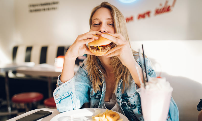 ¿Por qué cenar tarde engorda?