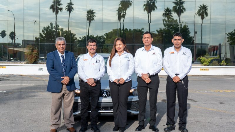 Entrega el rector premios del sorteo para docentes del SUTAUAT