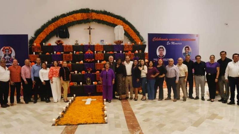 La Sección 30 del SNTE rinde homenaje a dos maestros destacados en Día de Muertos