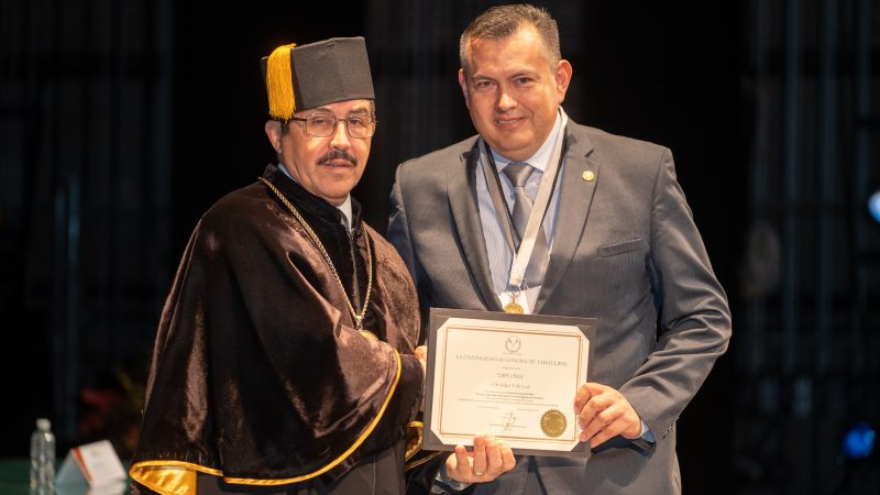 Entrega rector el premio Investigación de Excelencia a profesor de la FIC-UAT