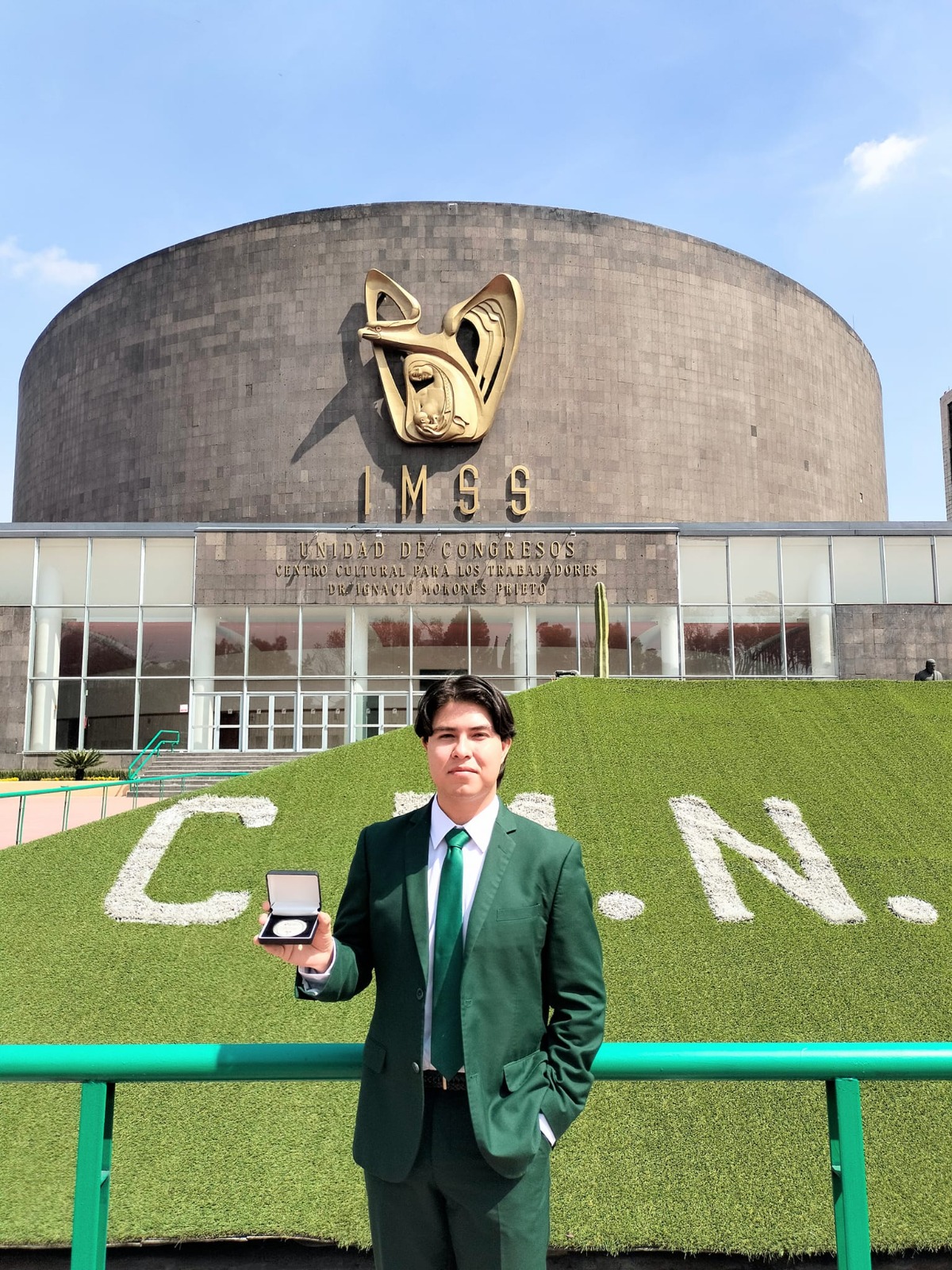 Exalumno de la UAT recibe el premio de excelencia de la AMFEM