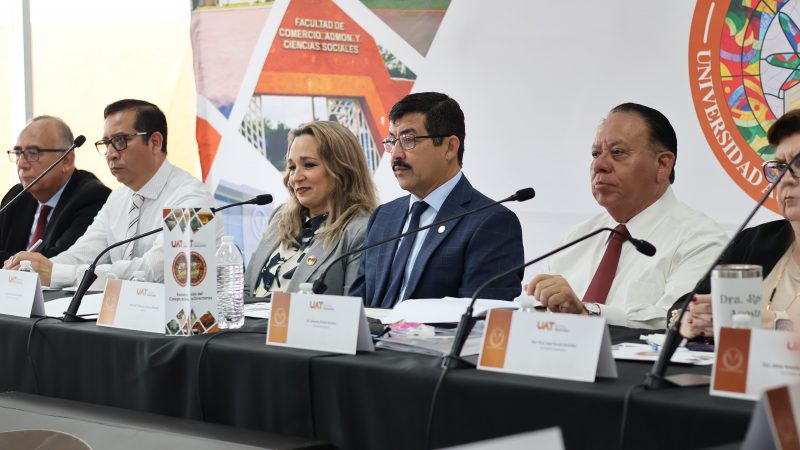 Rector de la UAT entrega equipamiento de vehículos a las facultades de la zona sur
