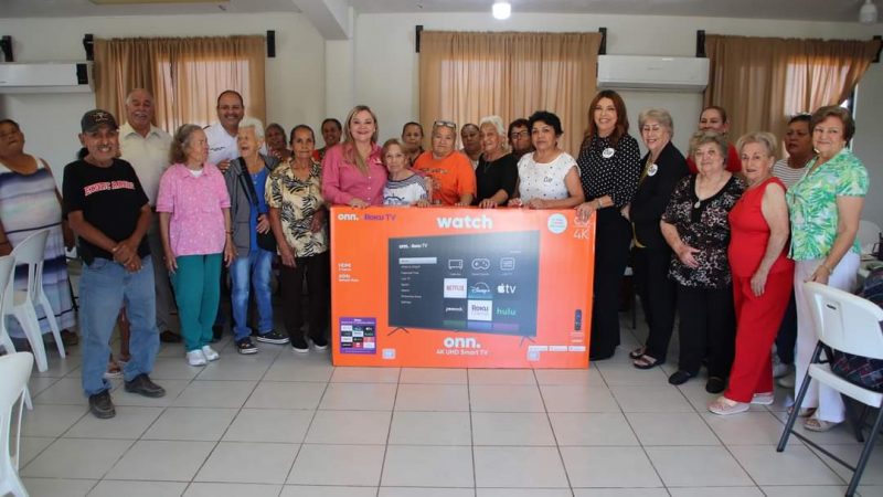 Abuelitos de la Casa Club Reciben Televisión de 60 Pulgadas como Donativo
