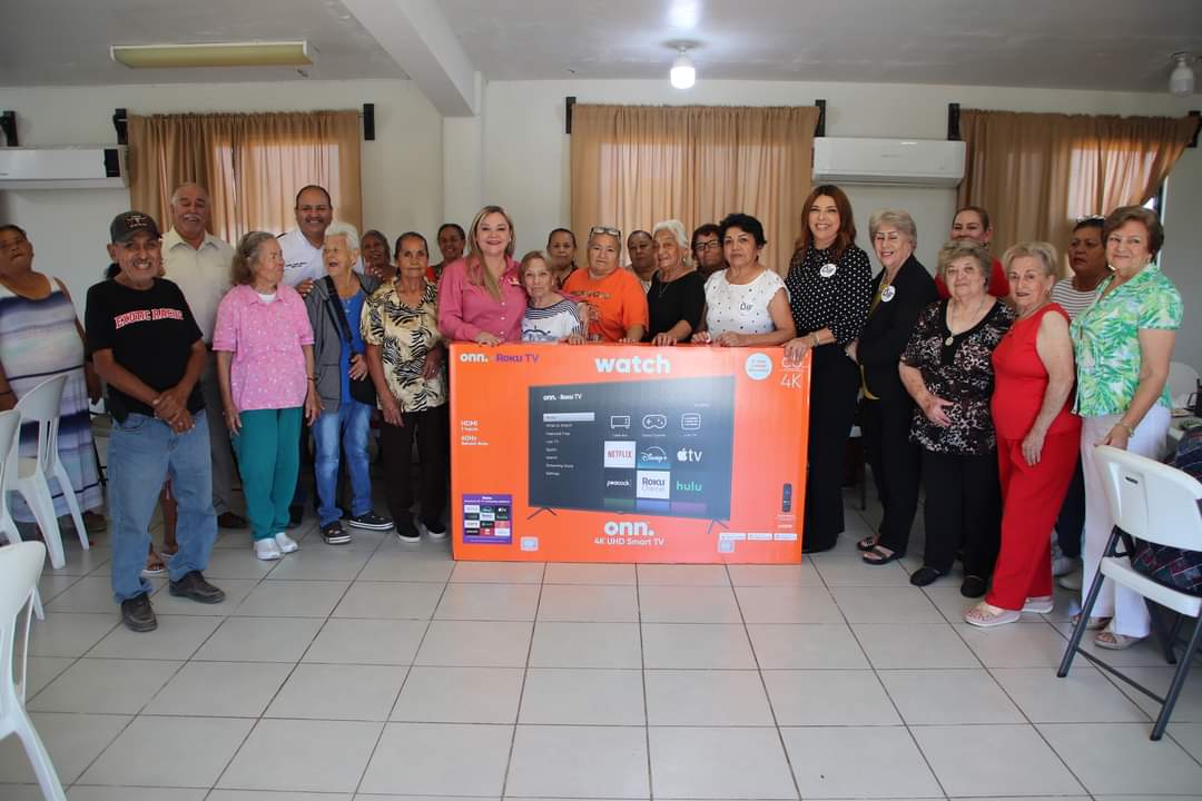 Abuelitos de la Casa Club Reciben Televisión de 60 Pulgadas como Donativo