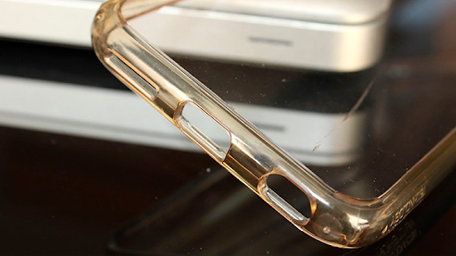 ¿Tu funda de celular se volvió amarilla?