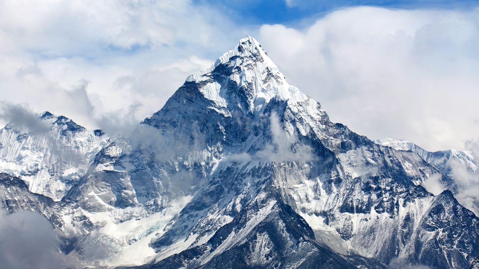 El Everest sigue creciendo impulsado por la erosión: el río Arun eleva la cima del mundo