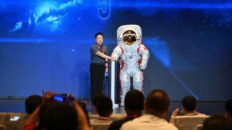 China revela el diseño de trajes espaciales para futuras misiones lunares tripuladas