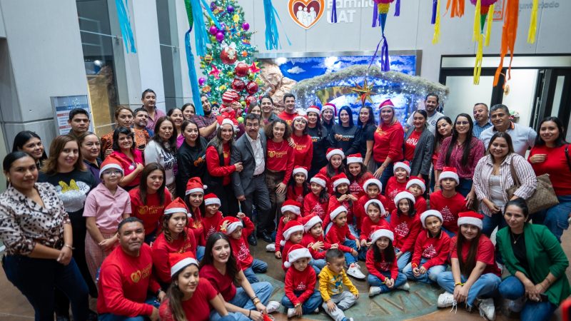 Preside rector encendido del pino navideño Familia UAT