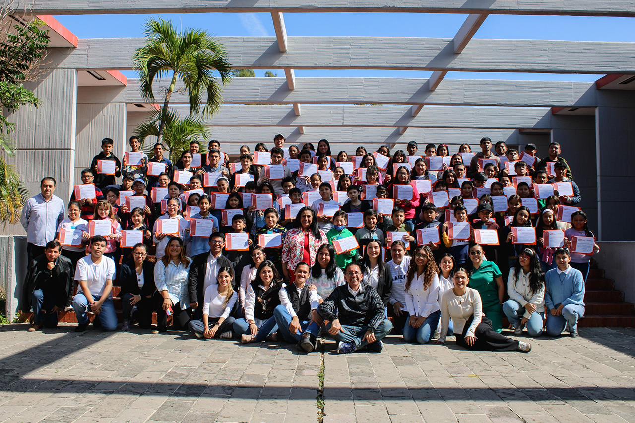 La UAT imparte inglés a niños y adolescentes de comunidades vulnerables