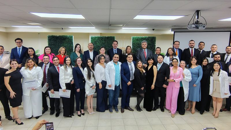 La UAT y el HRAEV realizan ceremonia de egreso de médicos residentes