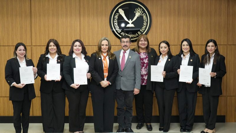 El rector Dámaso Anaya entrega nombramientos a titulares de Familia  UAT
