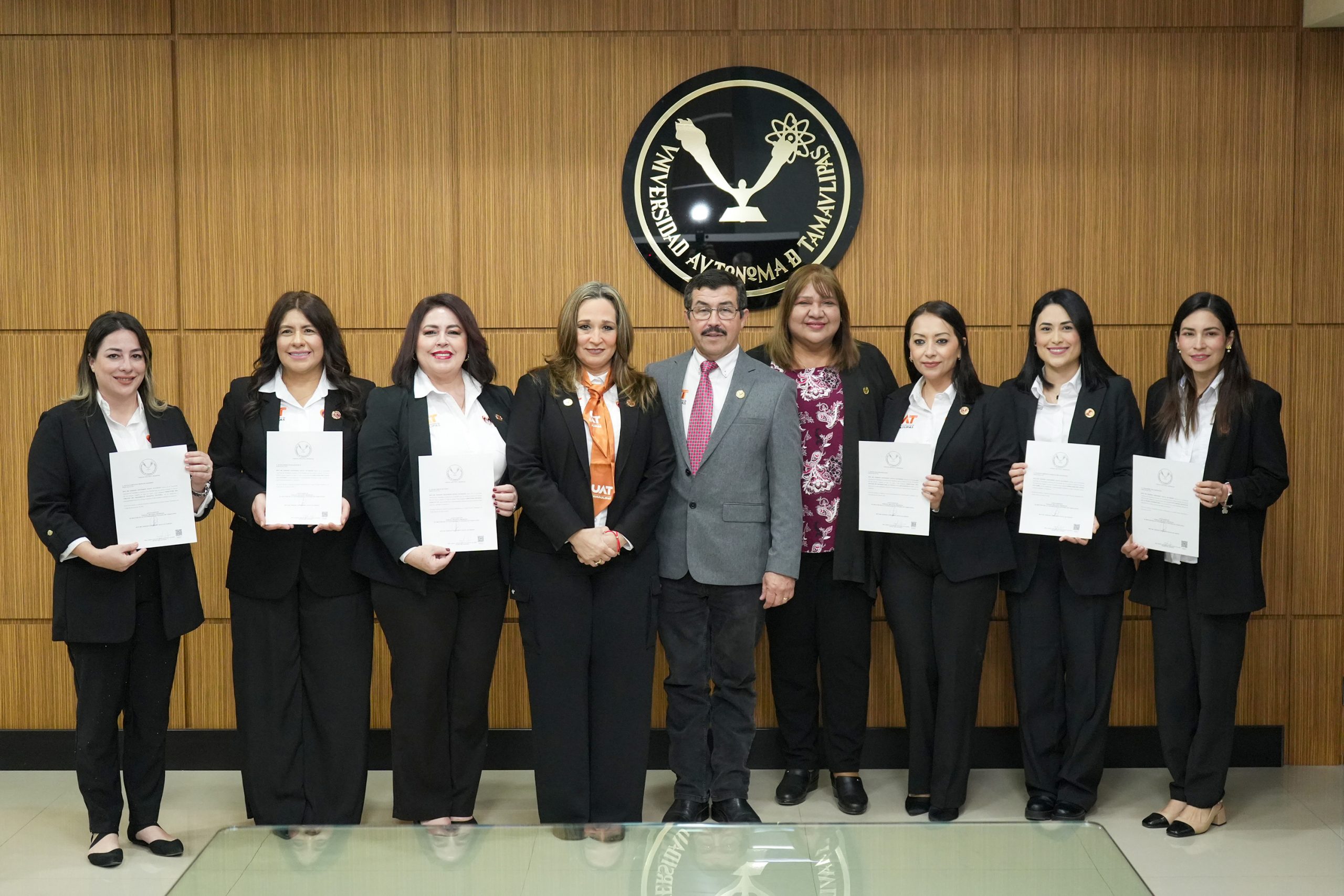 El rector Dámaso Anaya entrega nombramientos a titulares de Familia UAT