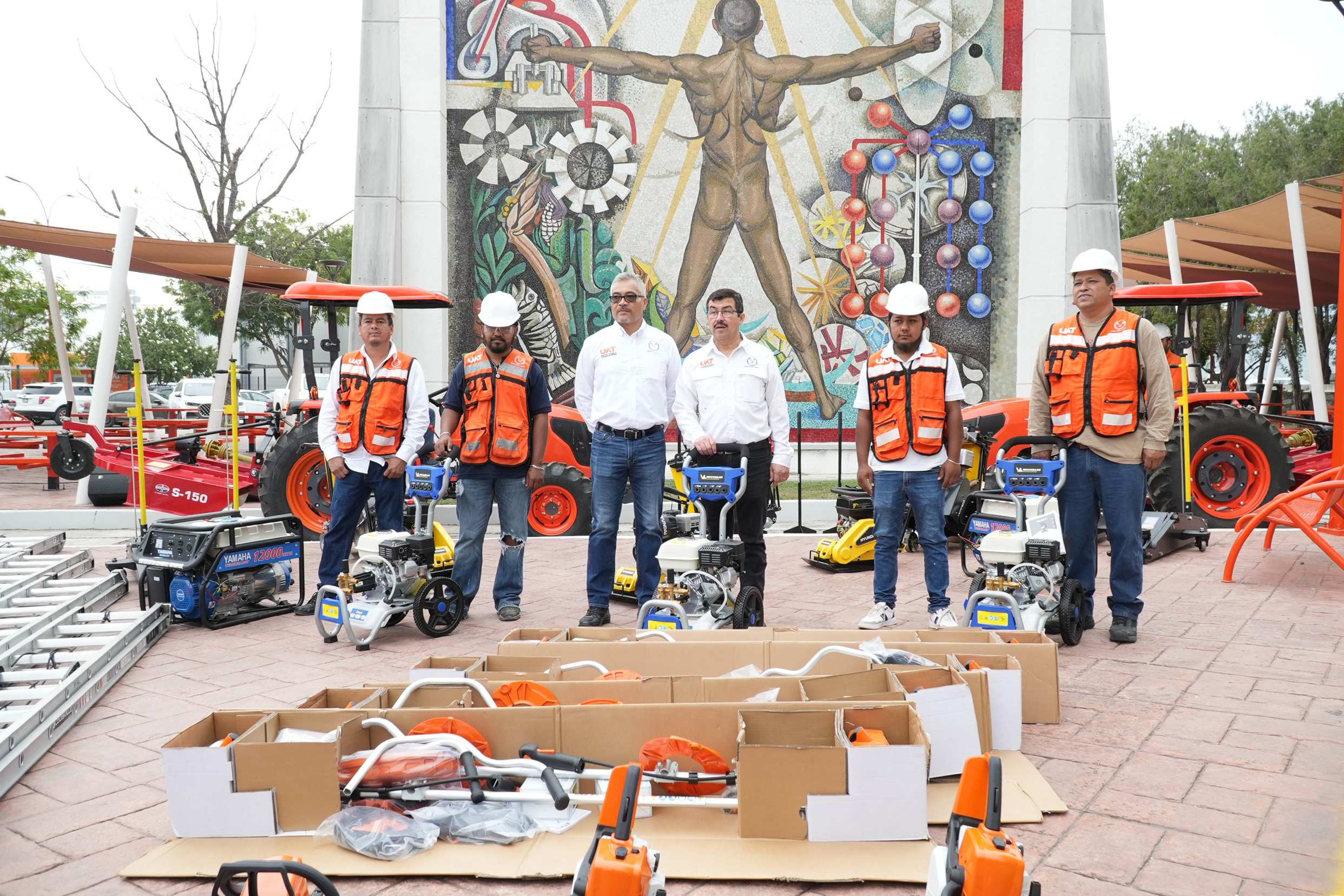 Entrega rector equipo para el mantenimiento de los campus de la UAT