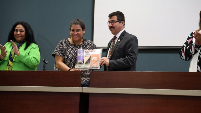La ministra Lenia Batres dicta conferencia en la UAT