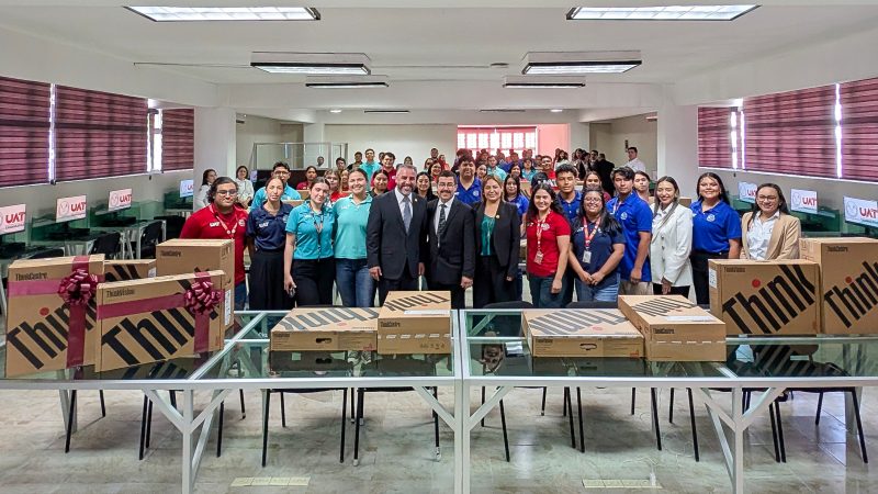 Equipa rector de la UAT centros de cómputo en Reynosa y Valle Hermoso