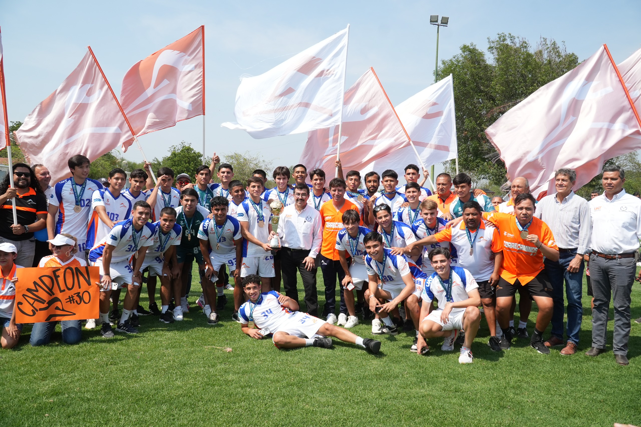 Recibe rector a los Correcaminos campeones de la Liga Premier