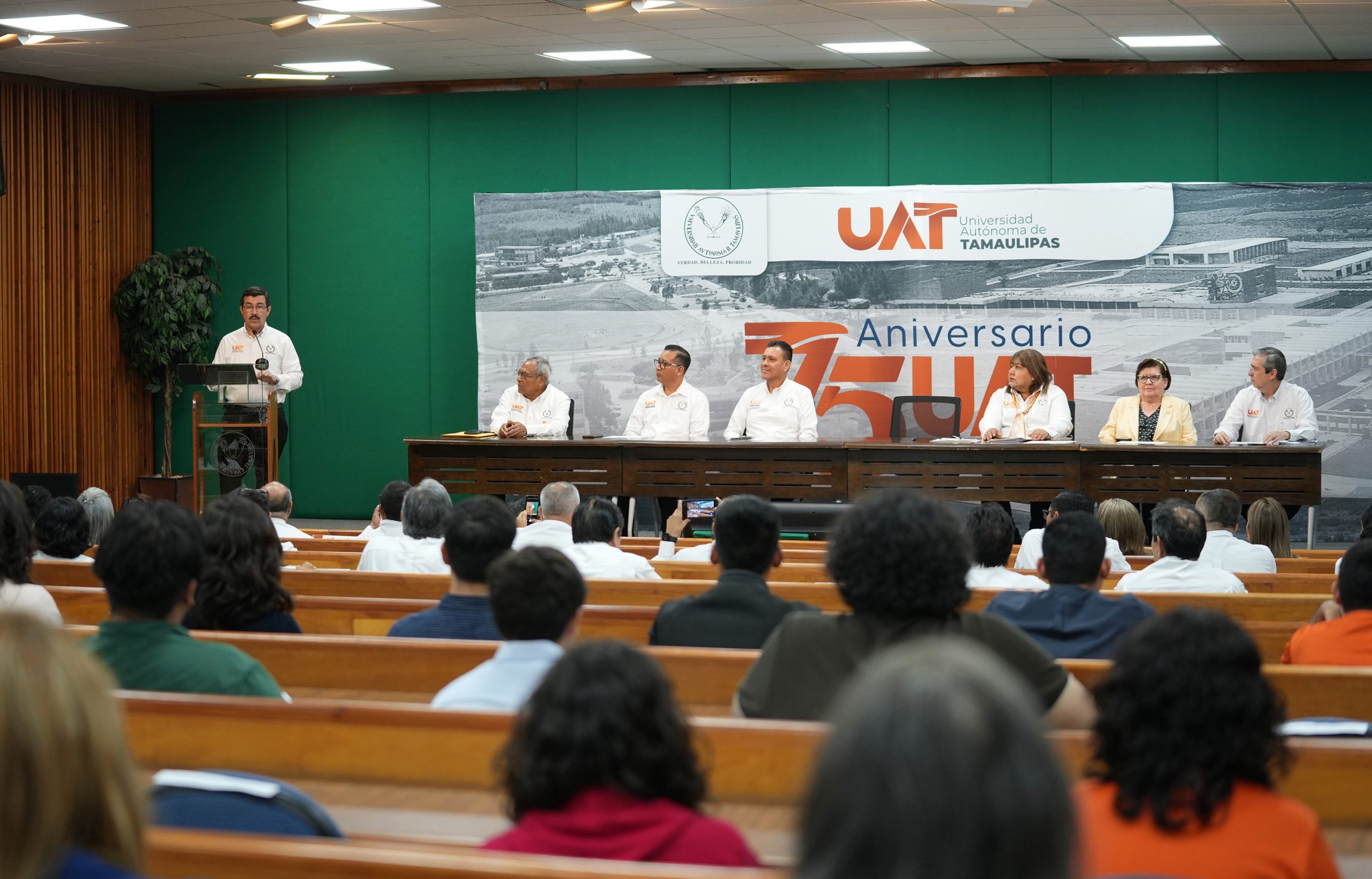 Reconoce la UAT la excelencia académica de hijos de docentes