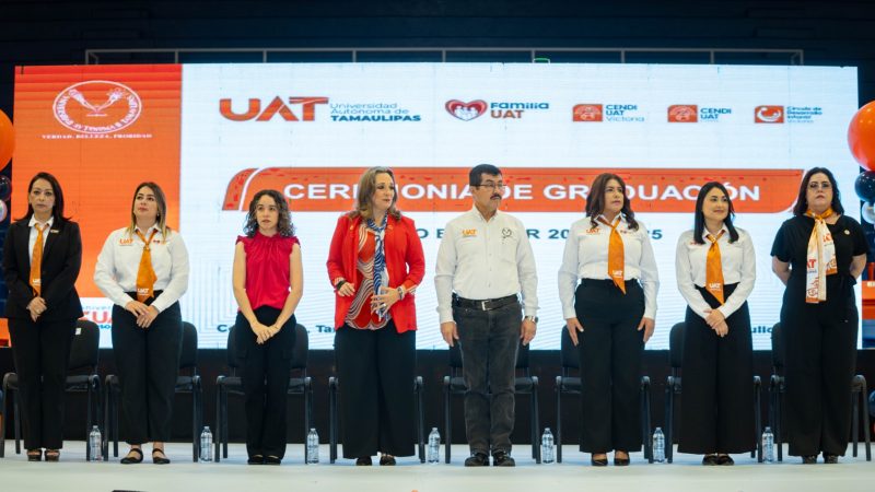 El rector Dámaso Anaya y la Lic. Isolda Rendón presiden graduación de CENDIS de la UAT