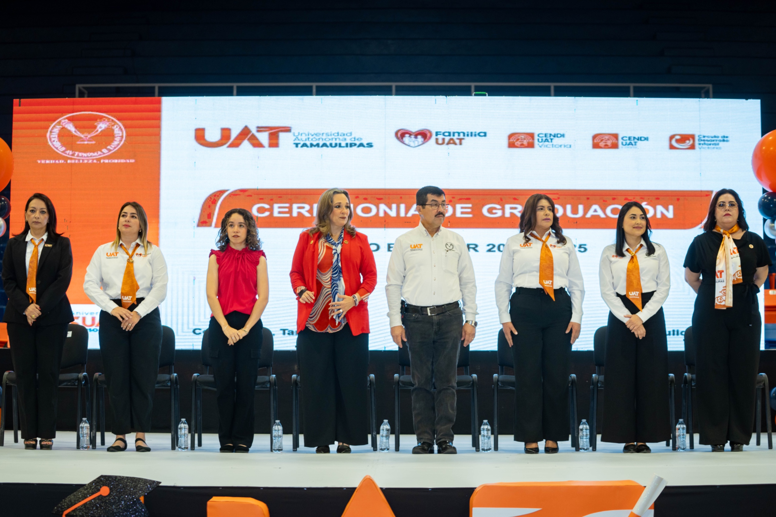 El rector Dámaso Anaya y la Lic. Isolda Rendón presiden graduación de CENDIS de la UAT
