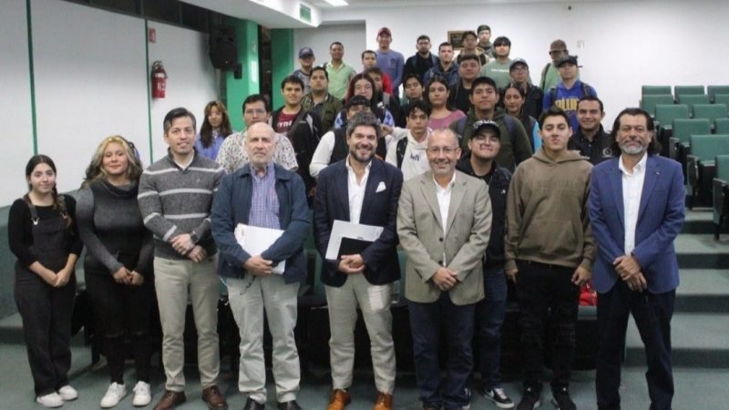 Expertos en economía imparten conferencias en la UAT