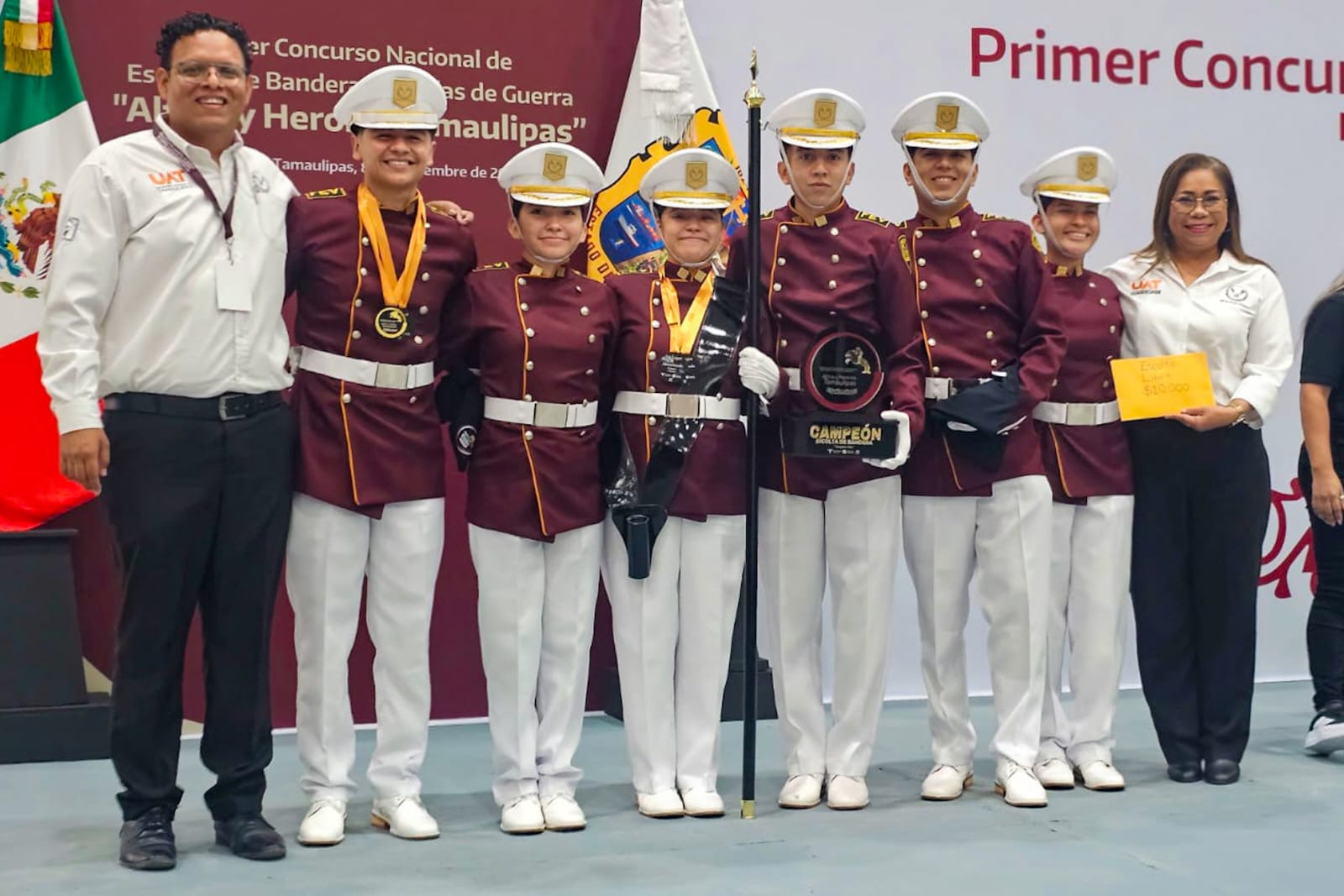 Estudiantes de la UAT obtienen primer lugar en concurso de escoltas y bandas de guerra