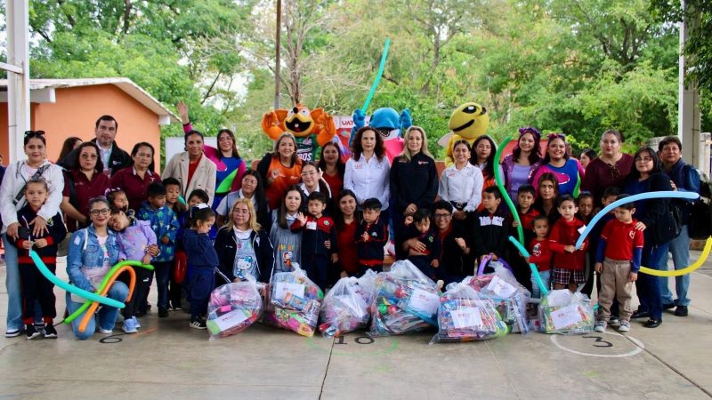 Entrega UAT juguetes a niñas y niños con la jornada “Alegrando Corazones”