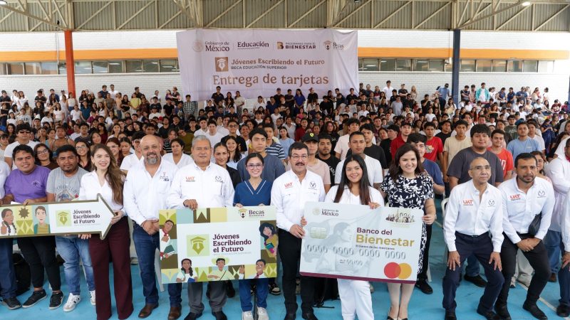 Encabeza el rector Dámaso Anaya entrega de becas a 493 estudiantes de la UAT